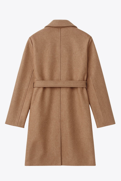 Abrigo largo de manga larga, con solapa, bolsillos delanteros de parche, trabillas y cinturón amarrable del mismo tejido.