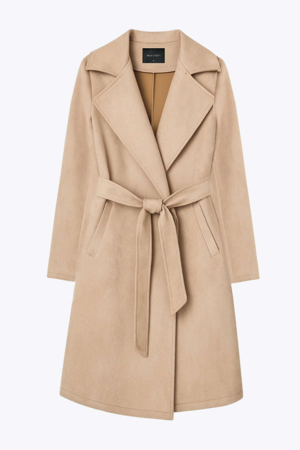 Abrigo abierto de gamuza, corte en a, con solapa y hombreras, manga larga, bolsillos delanteros ocultos, trabillas y cinturón amarrable del mismo tejido.