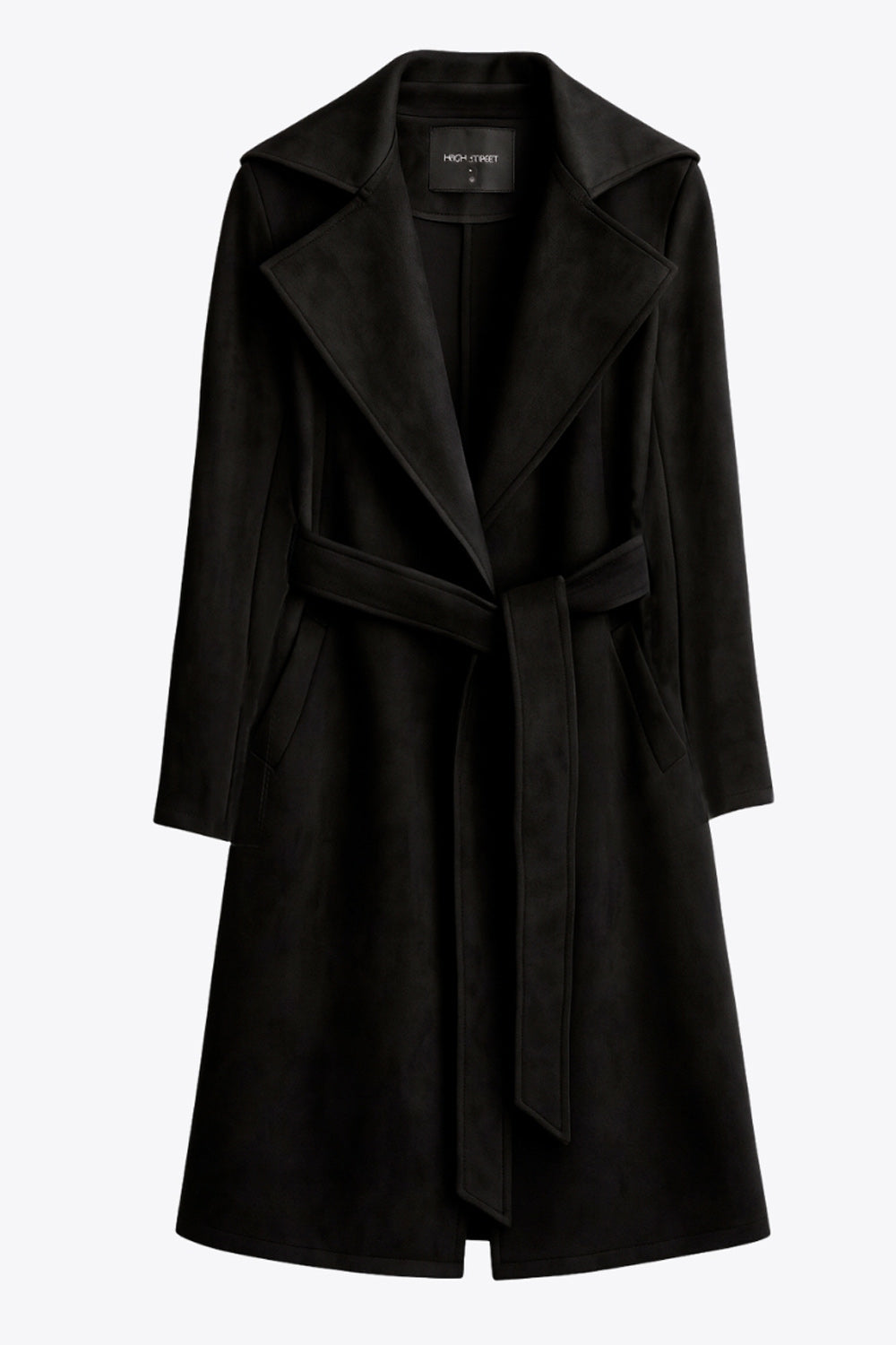 Abrigo abierto de gamuza, corte en a, con solapa y hombreras, manga larga, bolsillos delanteros ocultos, trabillas y cinturón amarrable del mismo tejido.