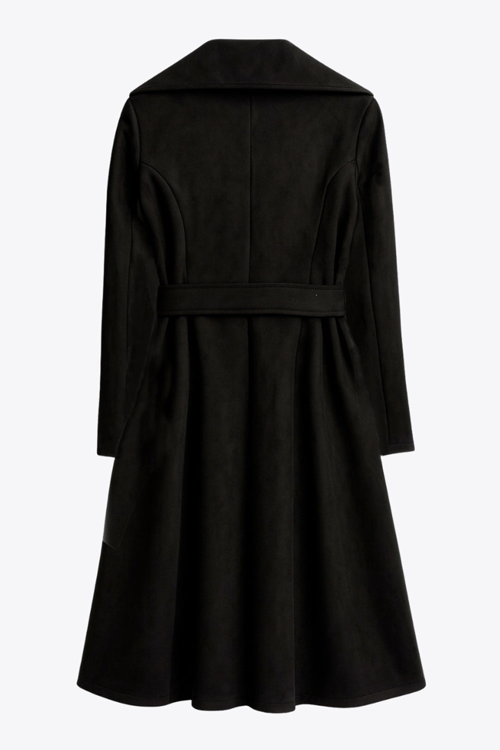 Abrigo abierto de gamuza, corte en a, con solapa y hombreras, manga larga, bolsillos delanteros ocultos, trabillas y cinturón amarrable del mismo tejido.