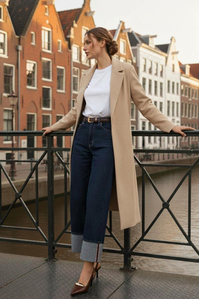 Abrigo abierto de gamuza, fit recto, con solapa, manga larga y bolsillos delanteros ocultos.