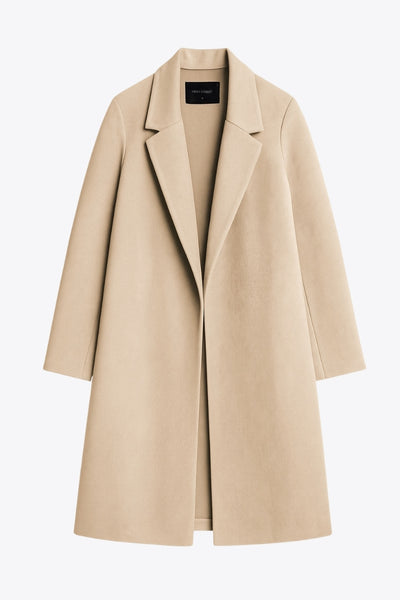 Abrigo abierto de gamuza, fit recto, con solapa, manga larga y bolsillos delanteros ocultos.