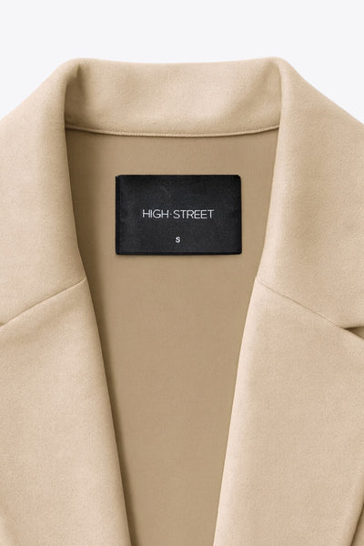 Abrigo abierto de gamuza, fit recto, con solapa, manga larga y bolsillos delanteros ocultos.