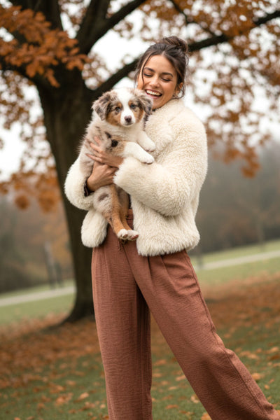 Abrigo corto de efecto pelo, fit oversized, con solapa y manga larga.