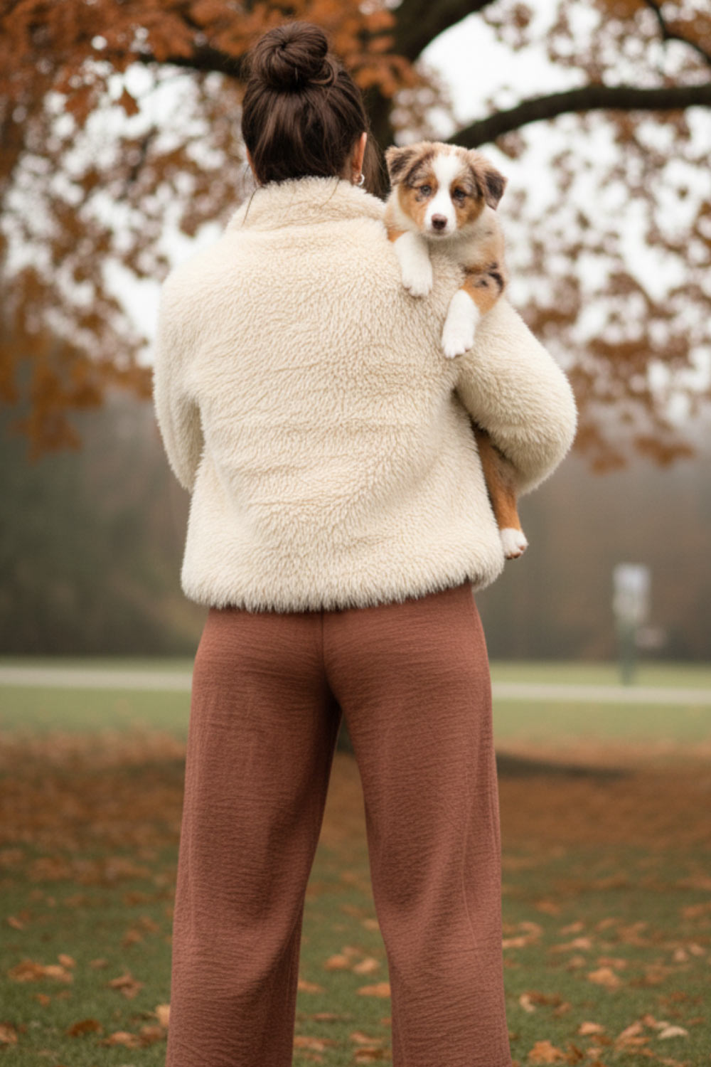 Abrigo corto de efecto pelo, fit oversized, con solapa y manga larga.