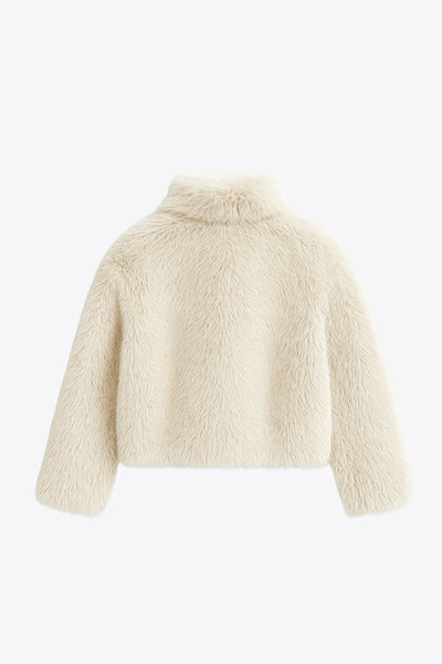 Abrigo corto de efecto pelo, fit oversized, con solapa y manga larga.