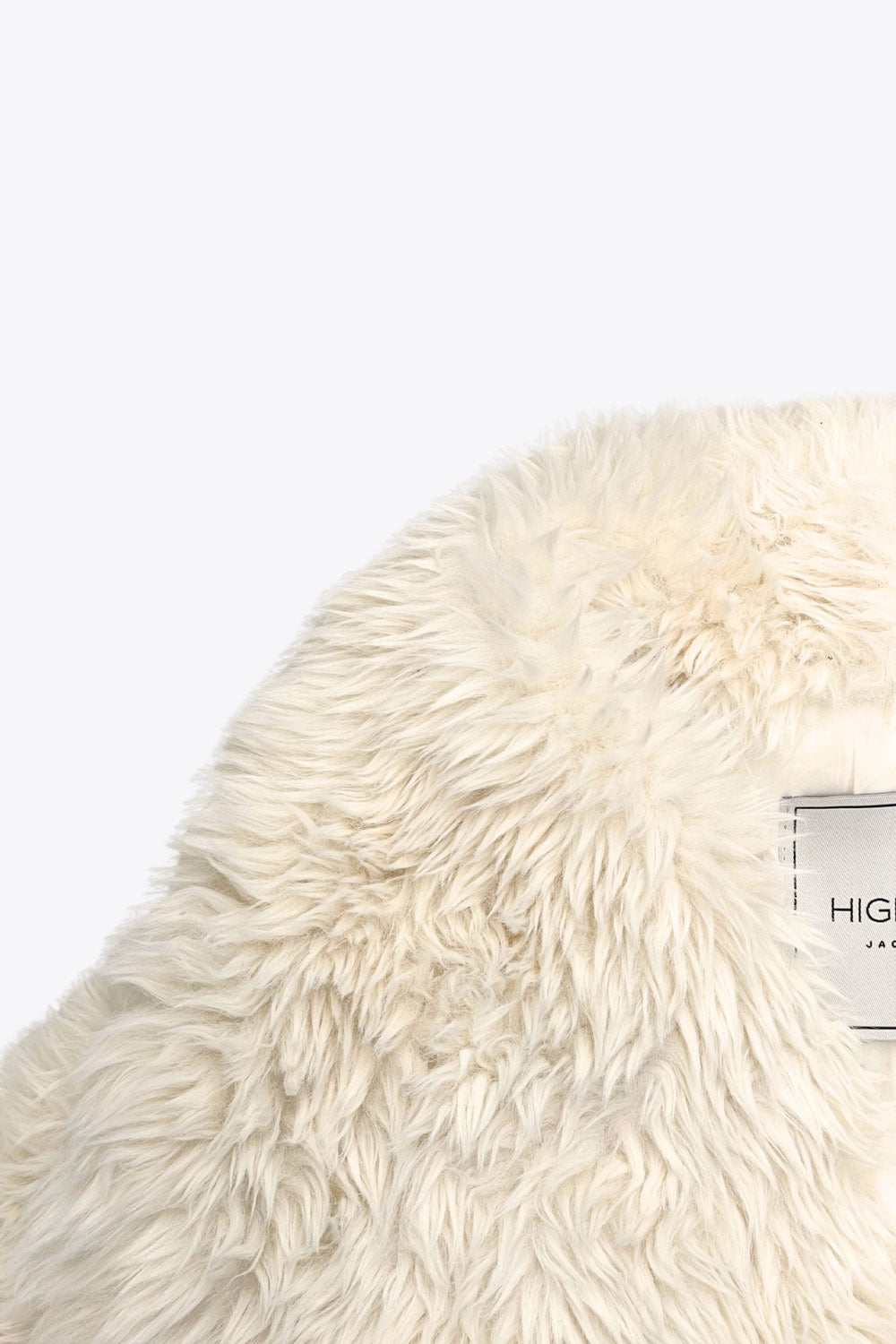 Abrigo corto de efecto pelo, fit oversized, con solapa y manga larga.