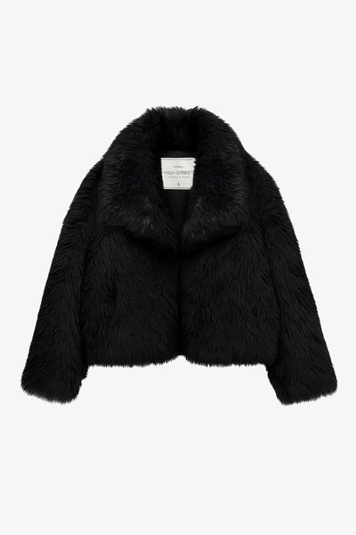 Abrigo corto de efecto pelo, fit oversized, con solapa y manga larga.