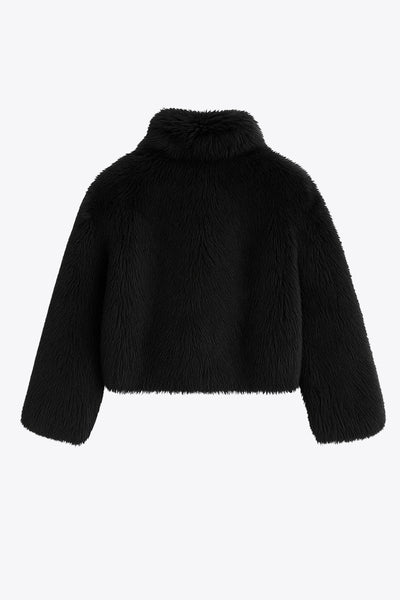 Abrigo corto de efecto pelo, fit oversized, con solapa y manga larga.