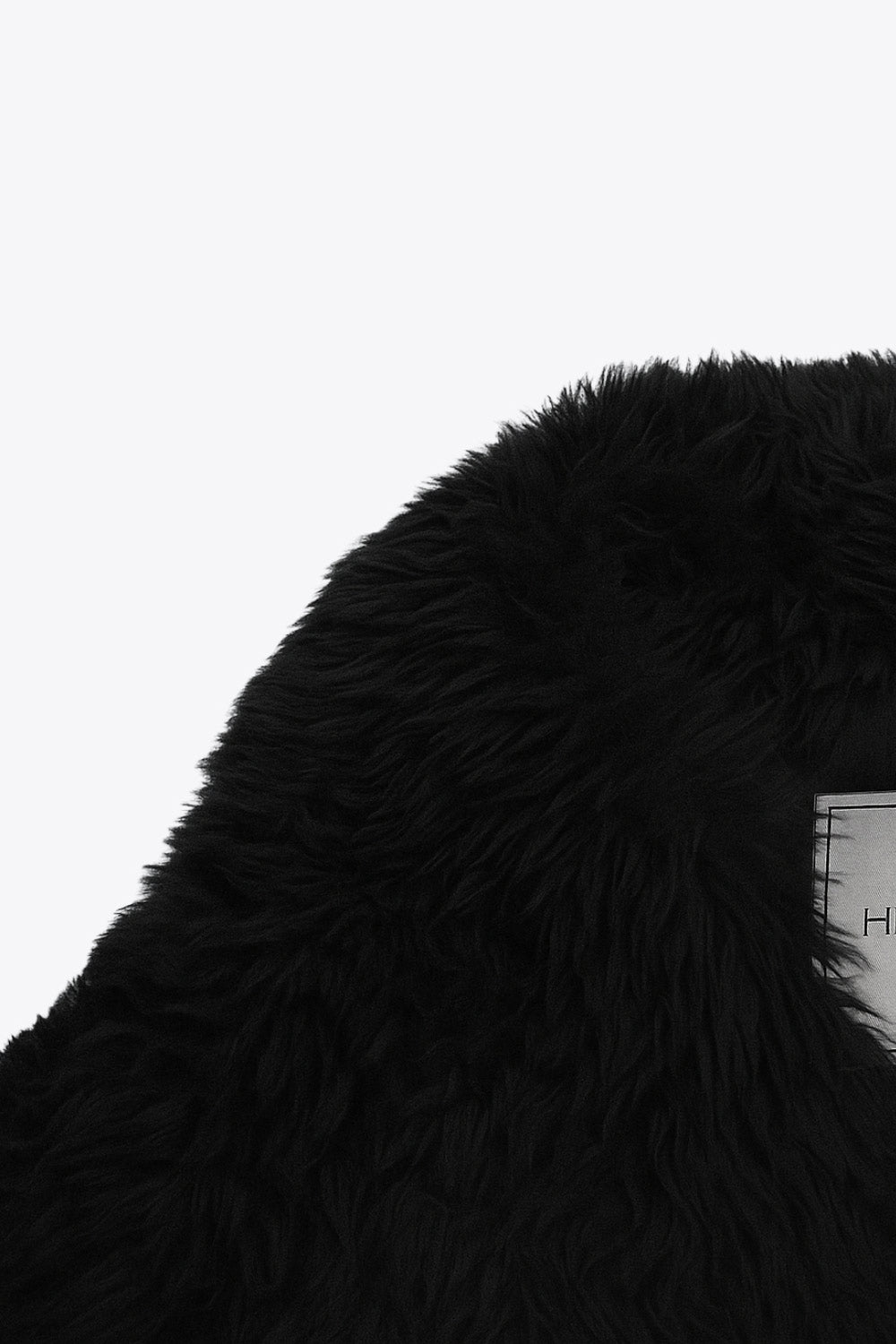 Abrigo corto de efecto pelo, fit oversized, con solapa y manga larga.