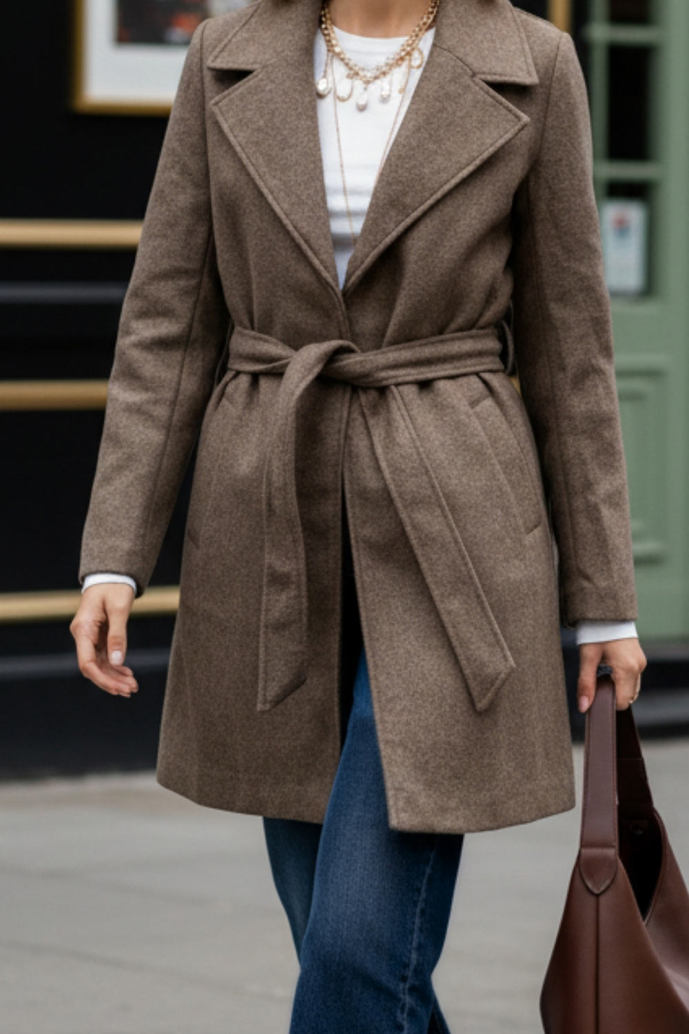 Abrigo de fit recto, con solapa, manga larga, bolsillos frontales con vivos, trabillas y cinturón amarrable del mismo tejido.