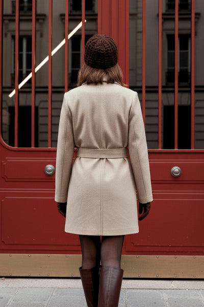 Abrigo de fit recto, con solapa, manga larga, bolsillos frontales con vivos, trabillas y cinturón amarrable del mismo tejido.