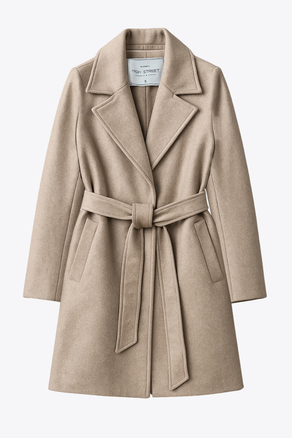 Abrigo de fit recto, con solapa, manga larga, bolsillos frontales con vivos, trabillas y cinturón amarrable del mismo tejido.