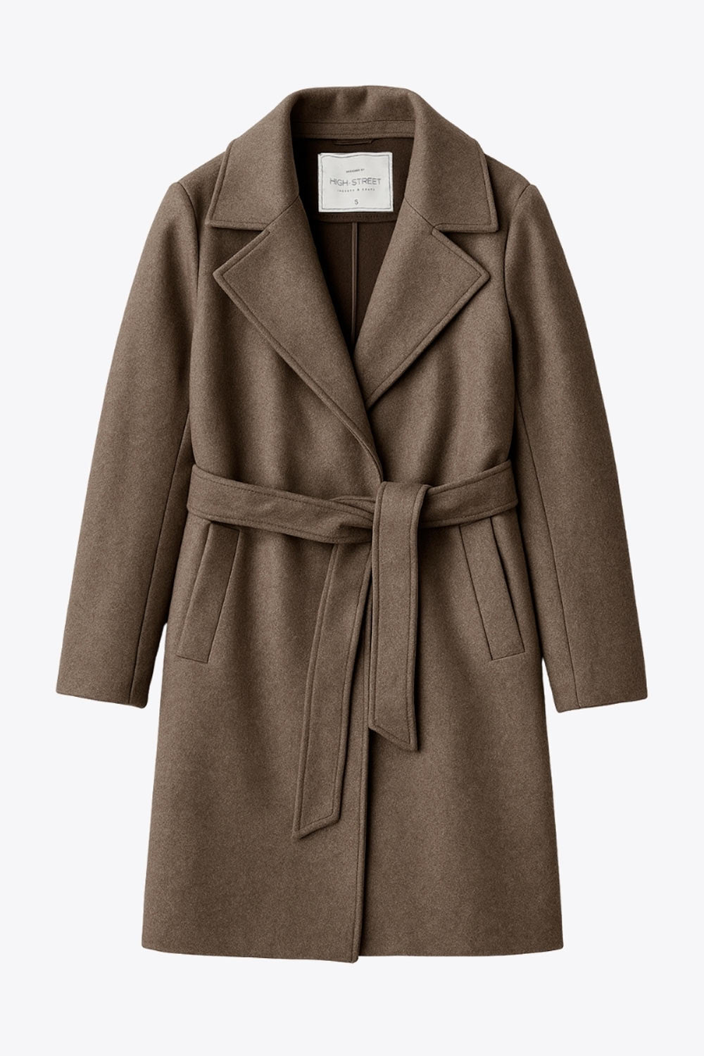 Abrigo de fit recto, con solapa, manga larga, bolsillos frontales con vivos, trabillas y cinturón amarrable del mismo tejido.