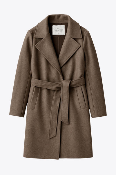 Abrigo de fit recto, con solapa, manga larga, bolsillos frontales con vivos, trabillas y cinturón amarrable del mismo tejido.