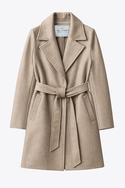 Abrigo de fit recto, con solapa, manga larga, bolsillos frontales con vivos, trabillas y cinturón amarrable del mismo tejido.