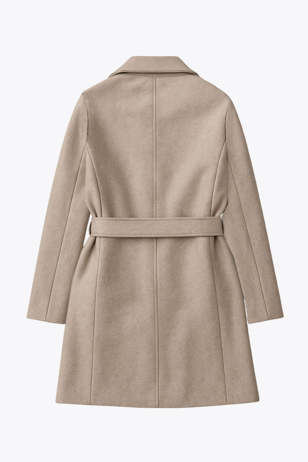 Abrigo de fit recto, con solapa, manga larga, bolsillos frontales con vivos, trabillas y cinturón amarrable del mismo tejido.