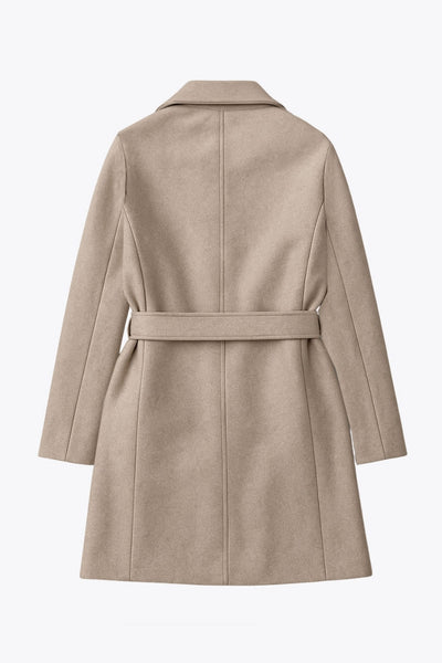 Abrigo de fit recto, con solapa, manga larga, bolsillos frontales con vivos, trabillas y cinturón amarrable del mismo tejido.