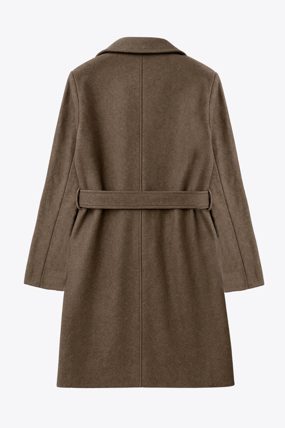 Abrigo de fit recto, con solapa, manga larga, bolsillos frontales con vivos, trabillas y cinturón amarrable del mismo tejido.