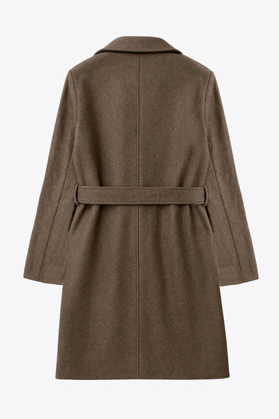 Abrigo de fit recto, con solapa, manga larga, bolsillos frontales con vivos, trabillas y cinturón amarrable del mismo tejido.