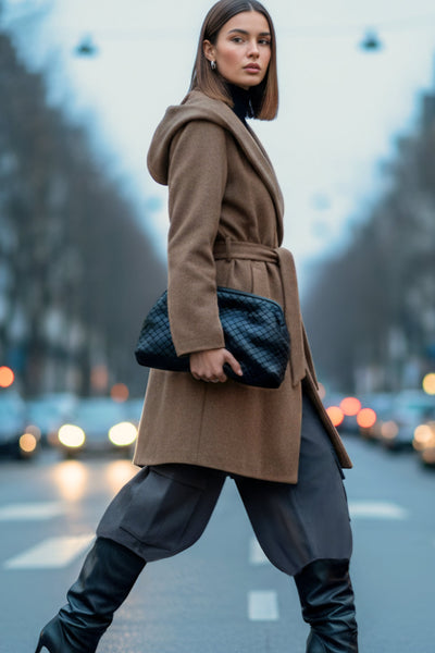 Abrigo de fit recto con capucha, manga larga y bolsillos delanteros. Detalle de trabillas y cinturón amarrable del mismo tejido.