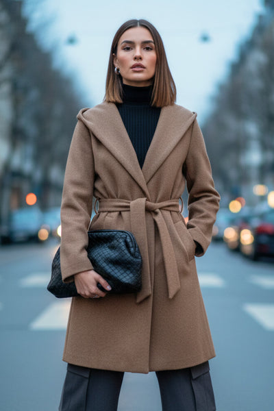 Abrigo de fit recto con capucha, manga larga y bolsillos delanteros. Detalle de trabillas y cinturón amarrable del mismo tejido.