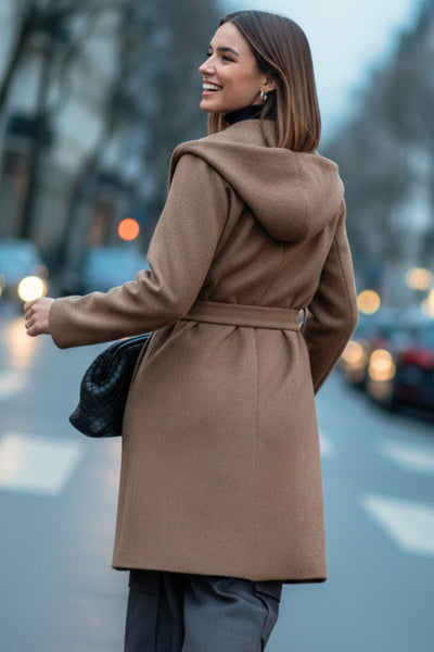 Abrigo de fit recto con capucha, manga larga y bolsillos delanteros. Detalle de trabillas y cinturón amarrable del mismo tejido.
