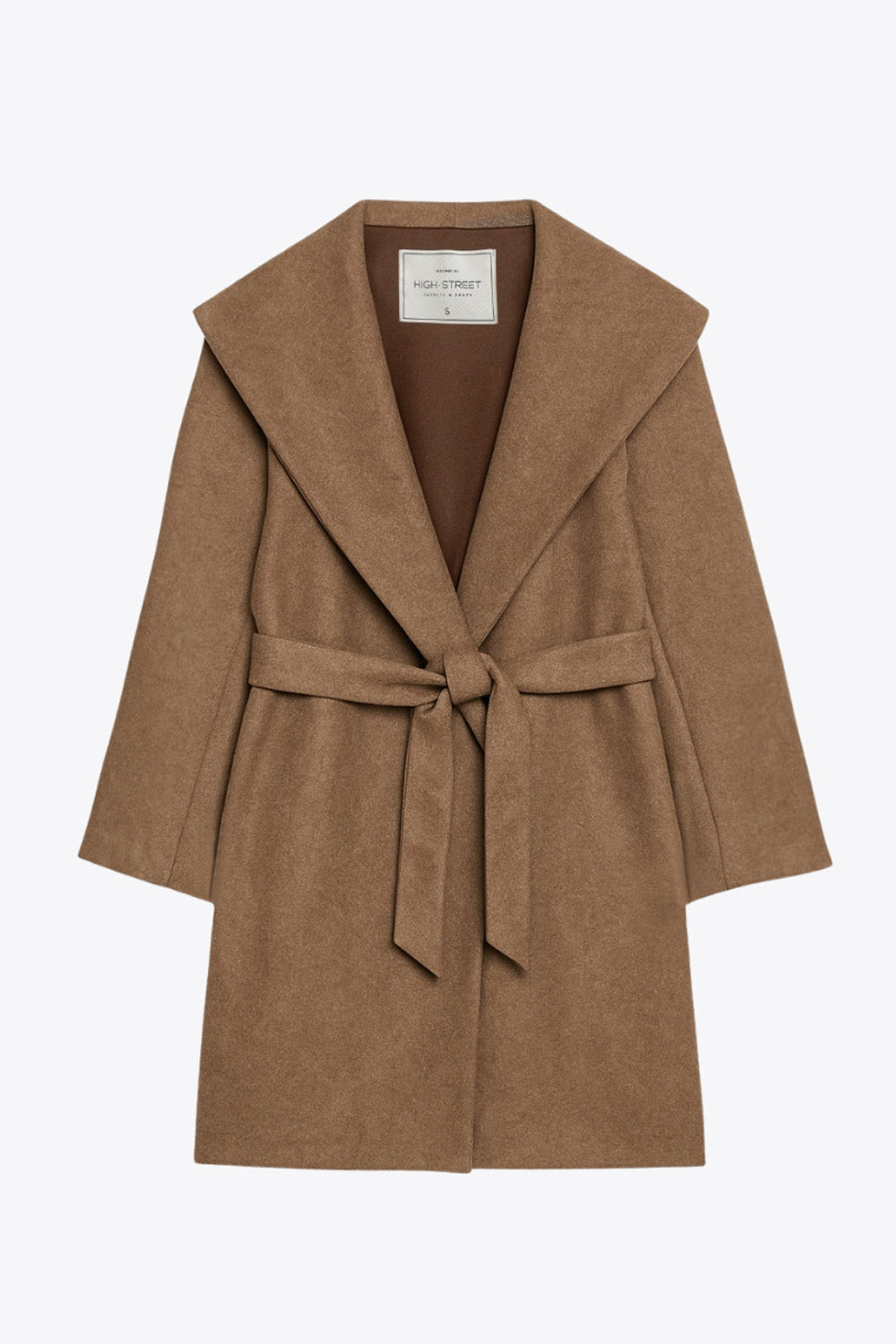 Abrigo de fit recto con capucha, manga larga y bolsillos delanteros. Detalle de trabillas y cinturón amarrable del mismo tejido.