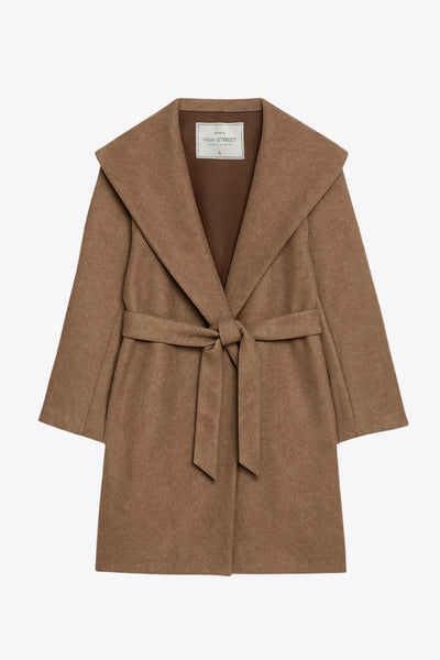 Abrigo de fit recto con capucha, manga larga y bolsillos delanteros. Detalle de trabillas y cinturón amarrable del mismo tejido.