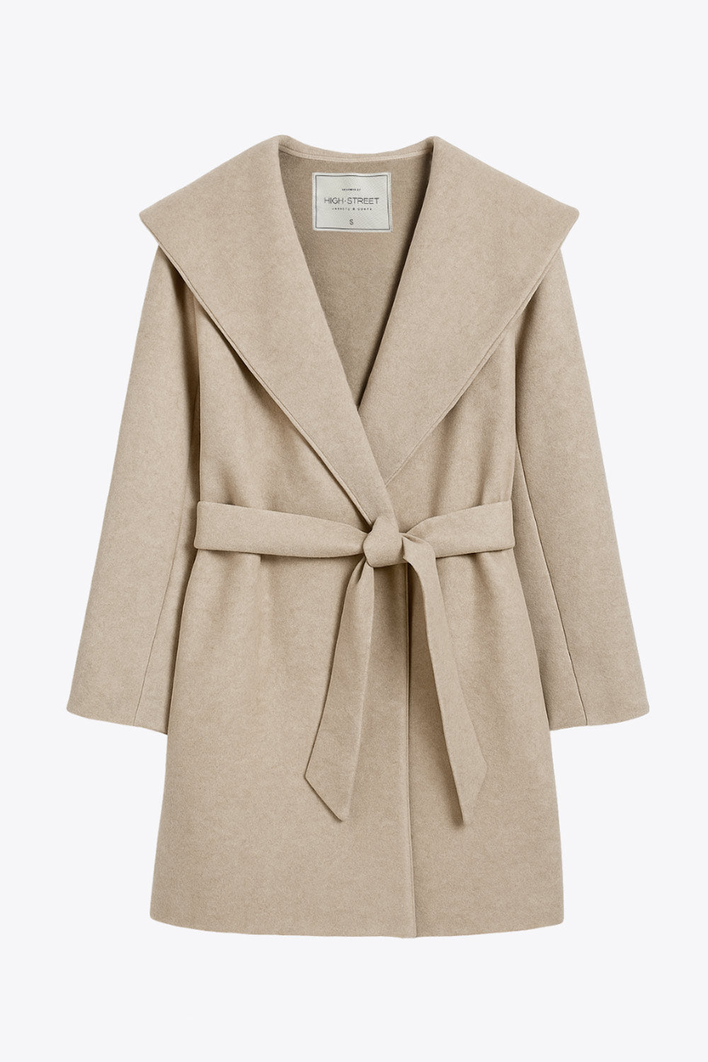 Abrigo de fit recto con capucha, manga larga y bolsillos delanteros. Detalle de trabillas y cinturón amarrable del mismo tejido.