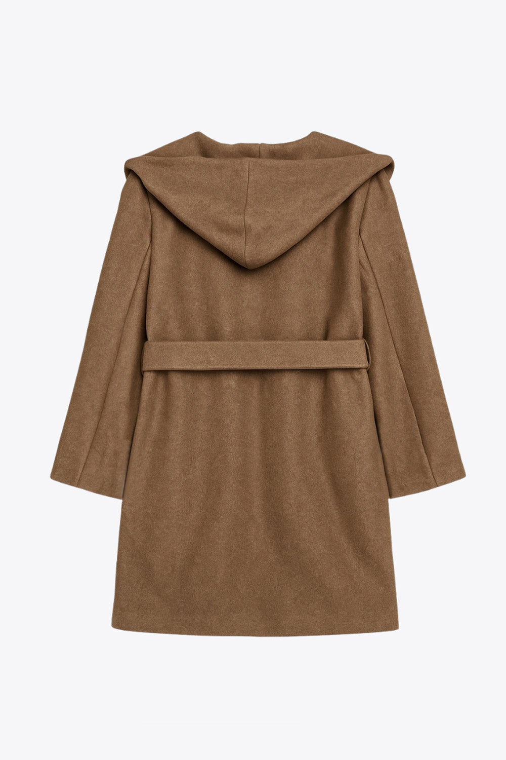 Abrigo de fit recto con capucha, manga larga y bolsillos delanteros. Detalle de trabillas y cinturón amarrable del mismo tejido.