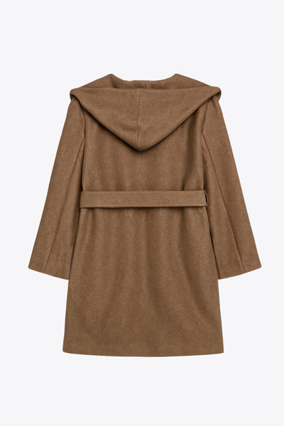 Abrigo de fit recto con capucha, manga larga y bolsillos delanteros. Detalle de trabillas y cinturón amarrable del mismo tejido.