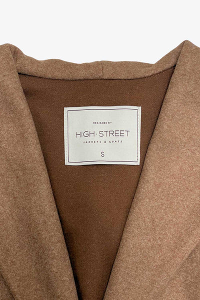 Abrigo de fit recto con capucha, manga larga y bolsillos delanteros. Detalle de trabillas y cinturón amarrable del mismo tejido.