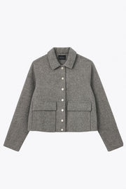 Abrigo corto de fit recto, manga larga, cuello solapa, bolsillos delanteros de parche con cartera y cierre frontal con hilera de botones en contraste.