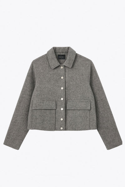 Abrigo corto de fit recto, manga larga, cuello solapa, bolsillos delanteros de parche con cartera y cierre frontal con hilera de botones en contraste.