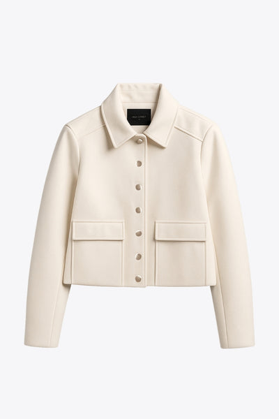 Abrigo corto de fit recto, manga larga, cuello solapa, bolsillos delanteros de parche con cartera y cierre frontal con hilera de botones en contraste.