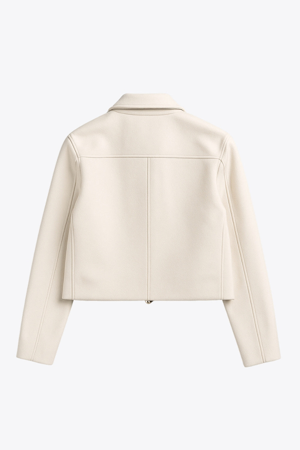 Abrigo corto de fit recto, manga larga, cuello solapa, bolsillos delanteros de parche con cartera y cierre frontal con hilera de botones en contraste.