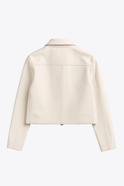 Abrigo corto de fit recto, manga larga, cuello solapa, bolsillos delanteros de parche con cartera y cierre frontal con hilera de botones en contraste.