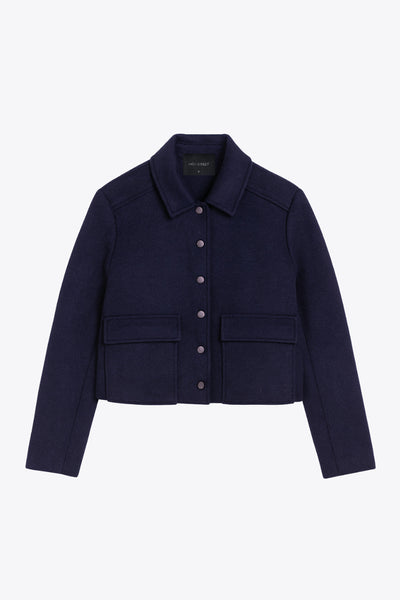 Abrigo corto de fit recto, manga larga, cuello solapa, bolsillos delanteros de parche con cartera y cierre frontal con hilera de botones en contraste.