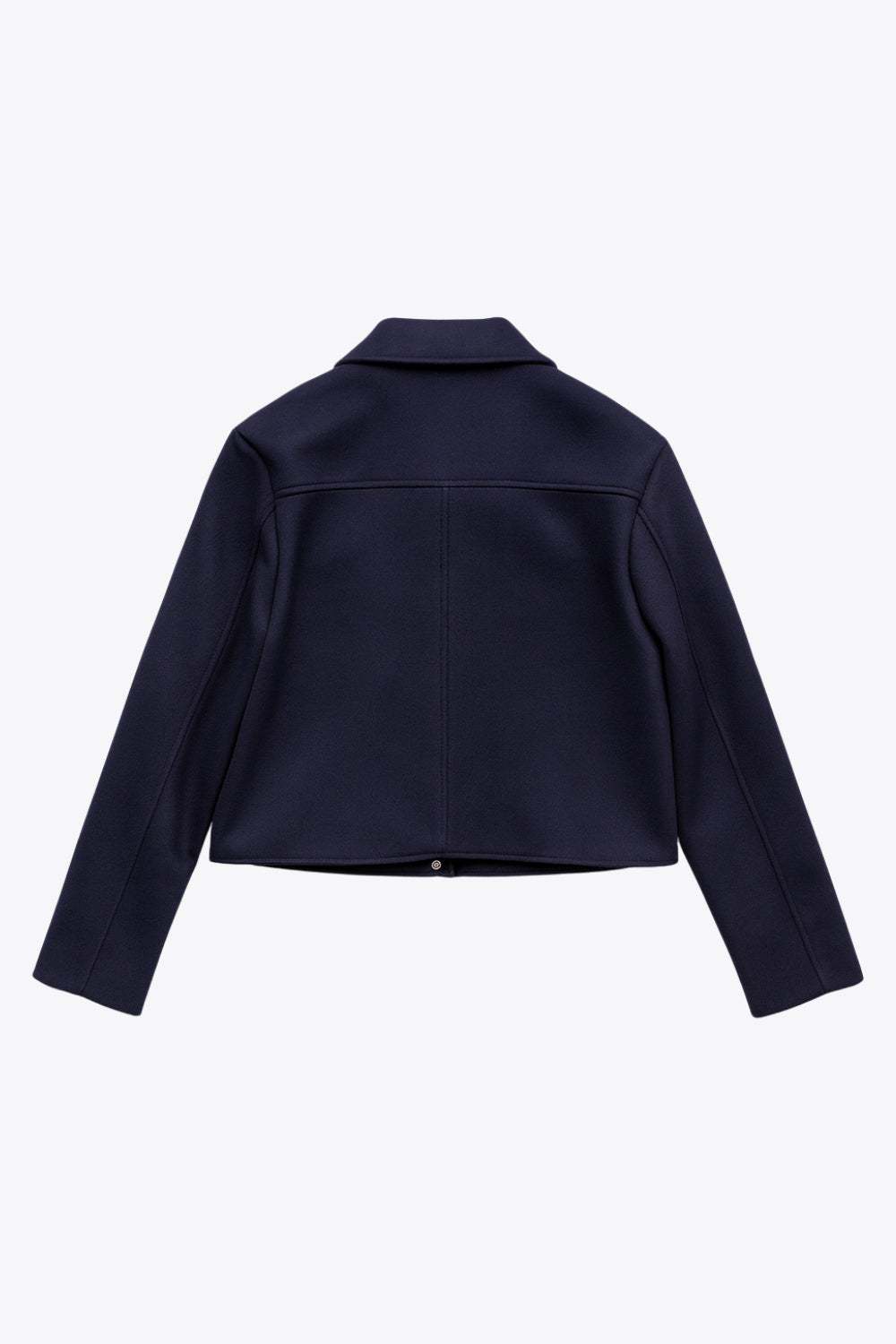 Abrigo corto de fit recto, manga larga, cuello solapa, bolsillos delanteros de parche con cartera y cierre frontal con hilera de botones en contraste.