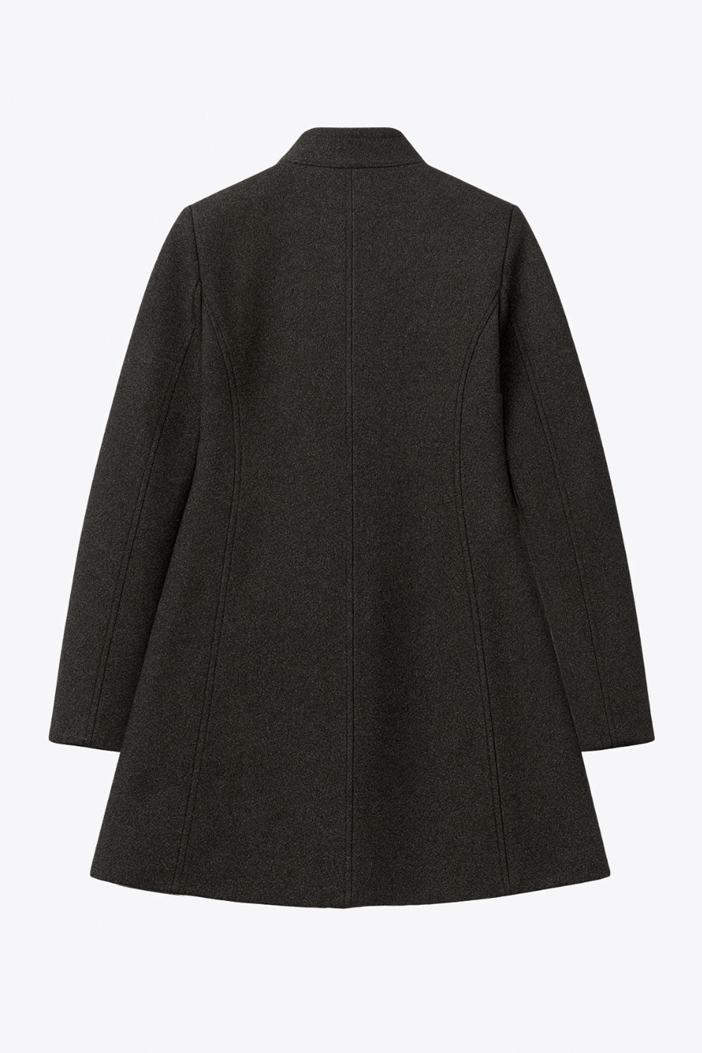 Abrigo cruzado de cuello alto, bolsillos delanteros y manga larga. Cierre frontal con doble cruce de botones en contraste.