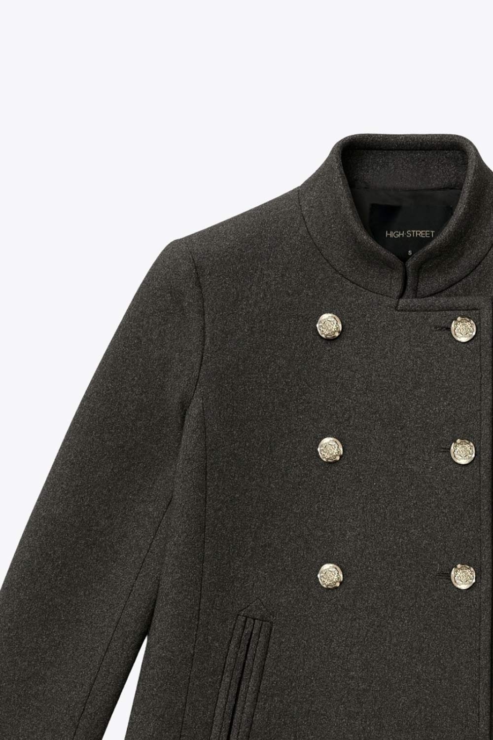 Abrigo cruzado de cuello alto, bolsillos delanteros y manga larga. Cierre frontal con doble cruce de botones en contraste.