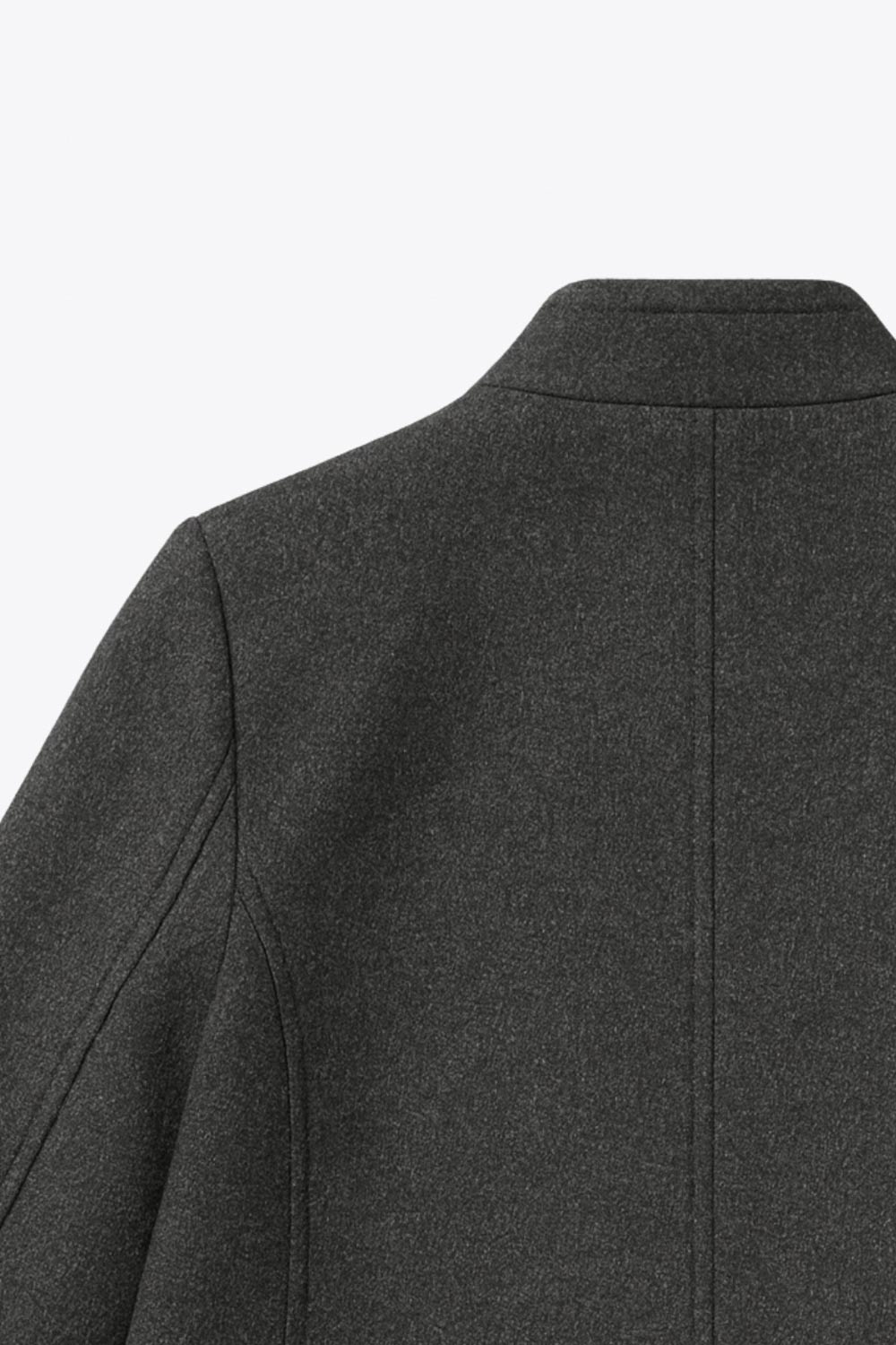 Abrigo cruzado de cuello alto, bolsillos delanteros y manga larga. Cierre frontal con doble cruce de botones en contraste.