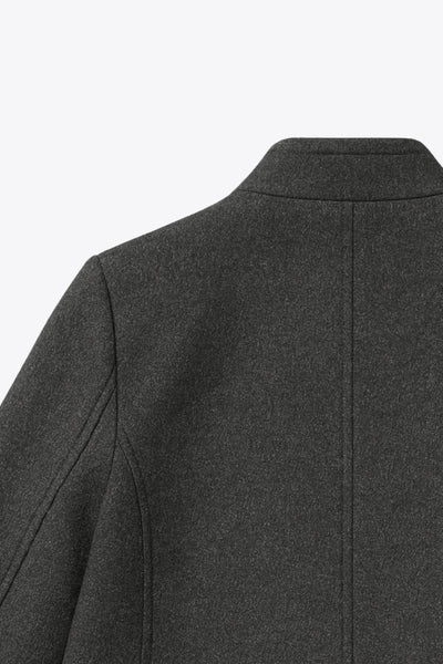 Abrigo cruzado de cuello alto, bolsillos delanteros y manga larga. Cierre frontal con doble cruce de botones en contraste.