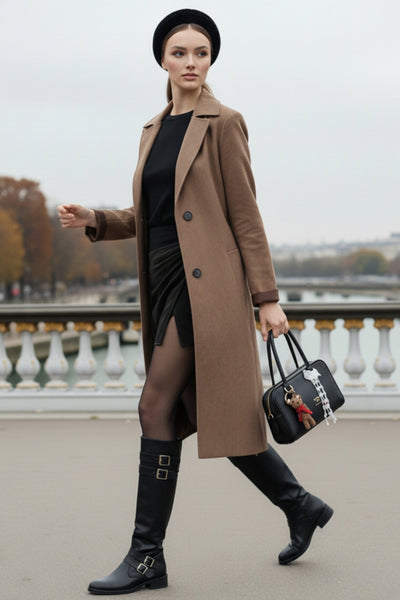 Abrigo de gamuza, fit recto, manga larga con doblez en puños, bolsillos delanteros con vivos, con solapa y hombreras. Detalle de costuras decorativas en bordes, abertura posterior en bajo y cierre frontal con doble cruce de botón en contraste.