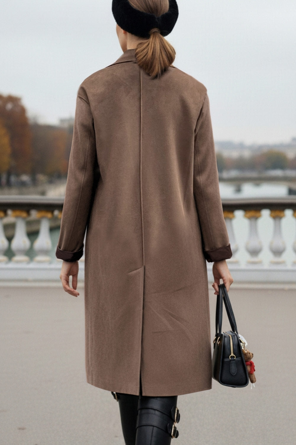 Abrigo de gamuza, fit recto, manga larga con doblez en puños, bolsillos delanteros con vivos, con solapa y hombreras. Detalle de costuras decorativas en bordes, abertura posterior en bajo y cierre frontal con doble cruce de botón en contraste.