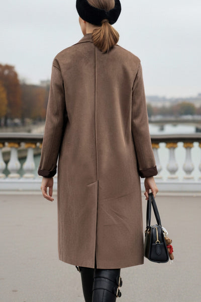 Abrigo de gamuza, fit recto, manga larga con doblez en puños, bolsillos delanteros con vivos, con solapa y hombreras. Detalle de costuras decorativas en bordes, abertura posterior en bajo y cierre frontal con doble cruce de botón en contraste.