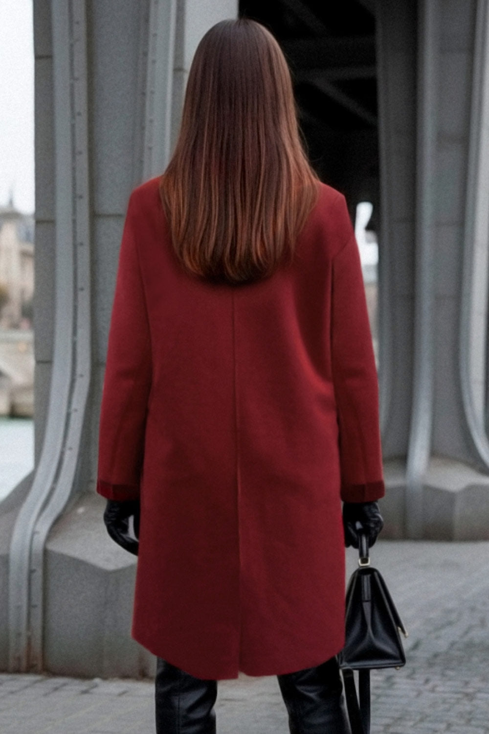 Abrigo de gamuza, fit recto, manga larga con doblez en puños, bolsillos delanteros con vivos, con solapa y hombreras. Detalle de costuras decorativas en bordes, abertura posterior en bajo y cierre frontal con doble cruce de botón en contraste.