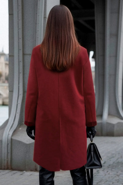 Abrigo de gamuza, fit recto, manga larga con doblez en puños, bolsillos delanteros con vivos, con solapa y hombreras. Detalle de costuras decorativas en bordes, abertura posterior en bajo y cierre frontal con doble cruce de botón en contraste.