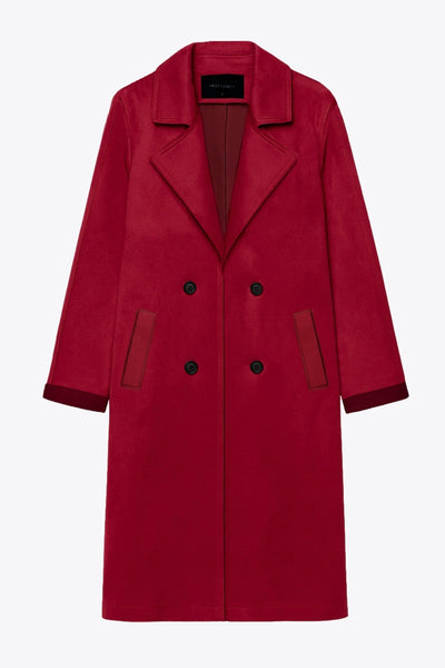 Abrigo de gamuza, fit recto, manga larga con doblez en puños, bolsillos delanteros con vivos, con solapa y hombreras. Detalle de costuras decorativas en bordes, abertura posterior en bajo y cierre frontal con doble cruce de botón en contraste.